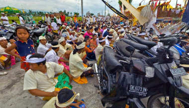 The Crowd at Segara Beach