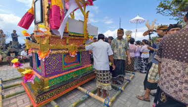 Arrival at Cremation